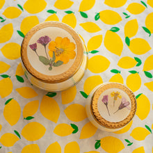 Load image into Gallery viewer, Rosy Rings - Lemon Blossom & Lychee Medium Pressed Floral Candle
