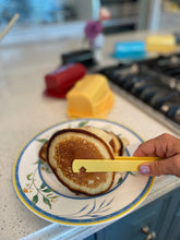 Load image into Gallery viewer, Toaster Tongs with Integrated Oven Rack Pusher/Puller - White