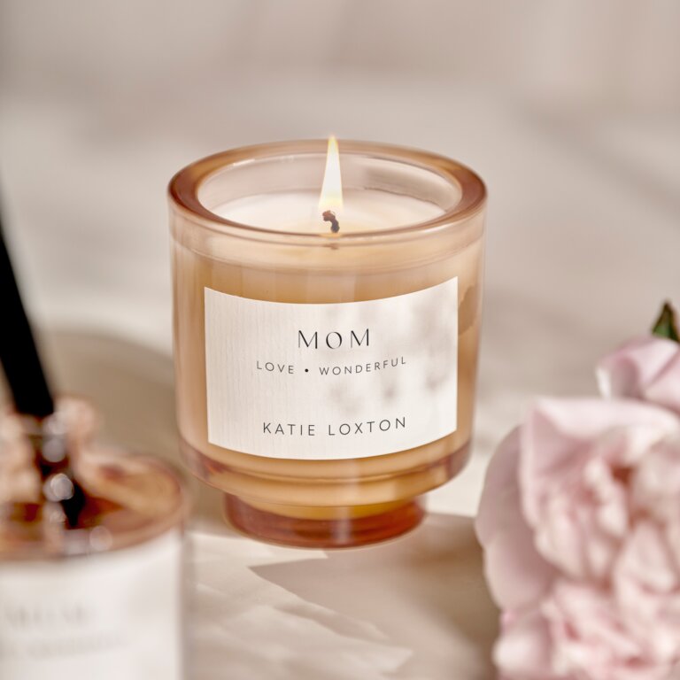 Sentiment Candle 'Mom' - Fresh Linen And White Lily